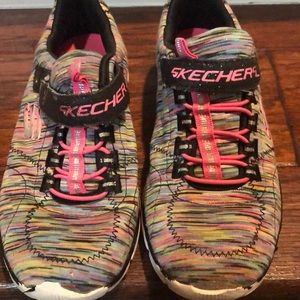 Skecher tennis shoes